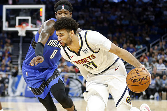 Das Publikum freut sich auf die Leistung von Denver Nuggets in der neuen Saison